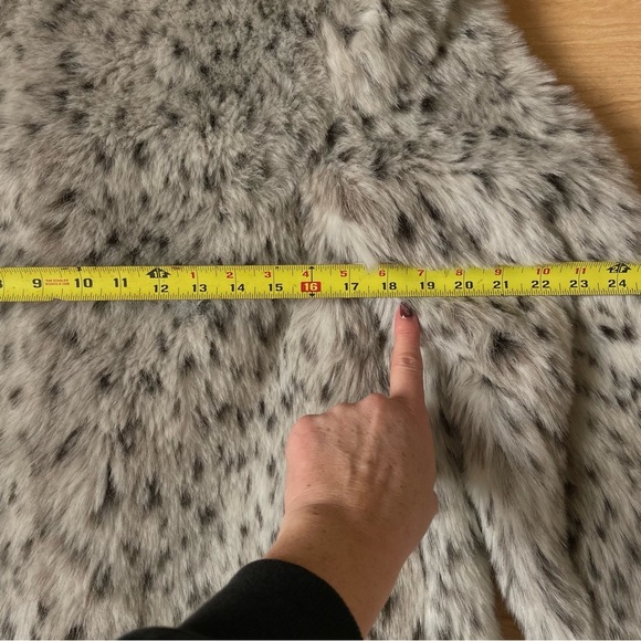 ✨Intrigue✨by Monterey Mills Inc. Siberian Snow Leopard Winter Jacket Size M/L - Picture 7 of 10